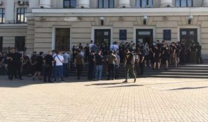 В Запорожье сессия горсовета под угрозой срыва: вход “охраняют спортивные ребята” (ФОТО, ВИДЕО, ОБНОВЛЕНО)