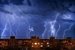 Молнии по всему небу: фотограф показал снимки непогоды в Запорожье
