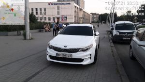 Автохамы напротив мэрии Запорожья открестились от своих авто (ФОТО)