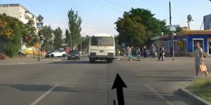 “На волоске”: в Запорожской области автобус чуть не сбил группу пешеходов на переходе (ВИДЕО)