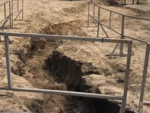 В Запорожье после ливня на пляже осталась большая “траншея” (ФОТО)