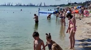 В Бердянске медузы не дают зайти в море отдыхающим (ВИДЕО)