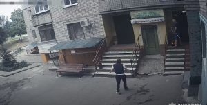 Камеры в магазине и на домах помогли отследить грабителя в Запорожье (ФОТО, ВИДЕО)