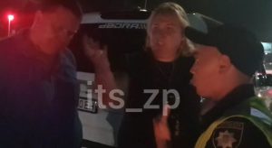 “Сняли с меня трусы”: в Запорожье директриса гимназии оскорбляла патрульных из-за остановки авто (ВИДЕО)