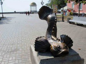 В Бердянске “гоп-стопом” занялась девушка (ФОТО)