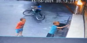 В Запорожской области дети измазали магазин фекалиями: всё снимала камера (ВИДЕО)