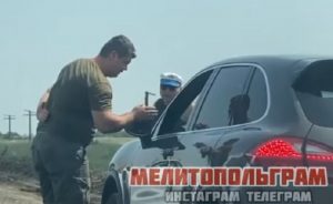 По дороге в Кирилловку водитель Porsche разозлил застрявших в пробке туристов (ВИДЕО)