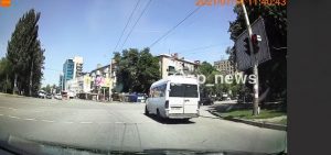 В Запорожье водитель маршрутки грубо нарушил ПДД (ВИДЕО)