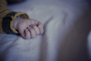 В Днепре скончался изрезанный отчимом 2-летний малыш