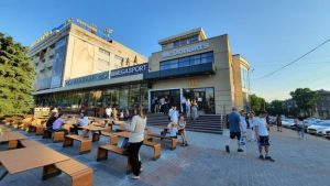В Запорожье в новом McDonald’s случилось ЧП: люди не могли покинуть помещение под звуки сирен (ВИДЕО)