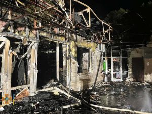 В Бердянске прозошел масштабный пожар: горела постройка на 350 “квадратах” (ФОТО)