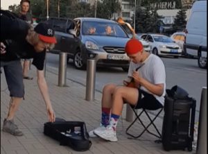 В Запорожье уличный музыкант обрёл поклонников в сети (ВИДЕО)