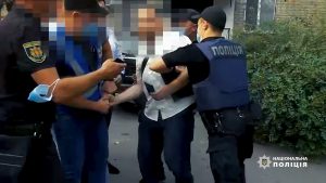 В Запорожье полицейский пожаловался на травму позвоночника после незначительного толчка (ВИДЕО)