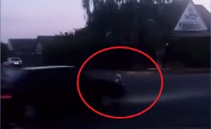 В Запорожской области женщина уже неделю бросается под авто: медики помочь не могут (ВИДЕО)