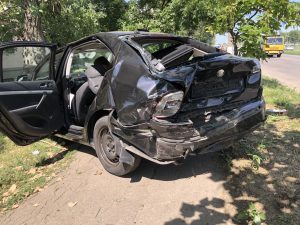 В Бердянске тройное ДТП с пострадавшими: иномарка влетела в дерево (ФОТО)