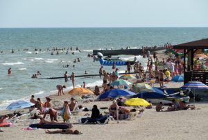 Не осталось и следа: в Кирилловке закончилось нашествие медуз (ФОТО, ВИДЕО)