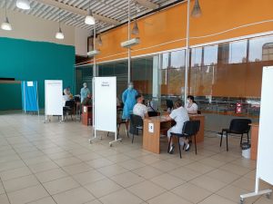 Запорожцев начнут вакцинировать третьей дозой: кому она нужна