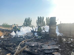 Оставшиеся без крова: как “выживают” запорожцы из горевшего дома (ФОТО, ВИДЕО)