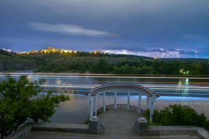 Десяток молний в одном кадре: в Запорожье фотограф поделился уникальным ФОТО