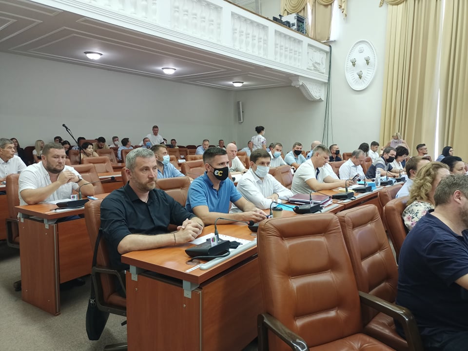 Вопрос зарплат медиков вызвал скандал на сессии Запорожского горсовета (ВИДЕО)