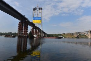 В Запорожье на мосту порвался большой флаг Украины (ФОТО)