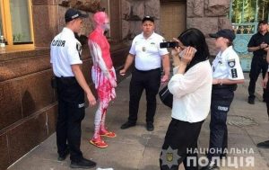 Запорожец провернул “кровавую” акцию после парада в Киеве (ФОТО)