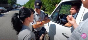 Насмехались над фамилией запорожского патрульного и пытались спасти нарушителя: как работают “дорожные активисты” (ВИДЕО)
