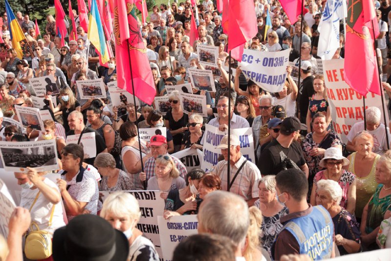 В Запорожье сторонники и противники мэра встретились на многотысячном митинге (ФОТОРЕПОРТАЖ)