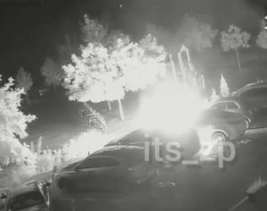 В Запорожье двое подростков попали на видео, когда поджигали иномарку