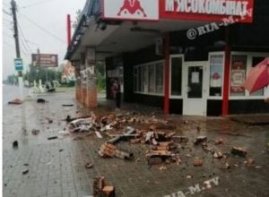 В Запорожской области водитель Honda протаранил остановку и газетный киоск (ФОТО)