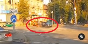 В Запорожье водитель бросил BMW, на котором сбил мотоциклиста: момент ДТП попал на ВИДЕО