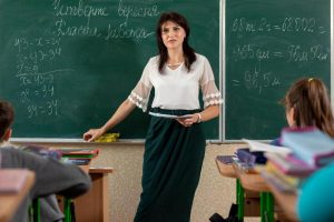 Запорожским учителям обещают повышение зарплат: названо условие