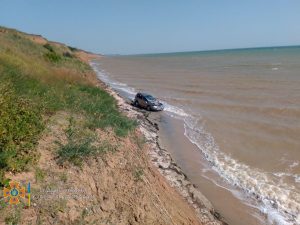 Nissan сорвался с 15-метрового обрыва и остановился у моря в Запорожской области (ФОТО)