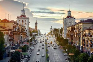 Сколько живет, зарабатывает и когда вступает в брак: портрет жителя Запорожской области