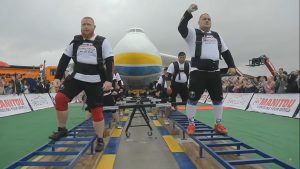 Восемь украинских богатырей протянули 330-тонный самолет “Мрия” (ВИДЕО)