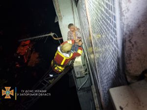 В Запорожье с кондиционера на 5-ом этаже снимали мужчину, выпавшего из окна  (ФОТО)