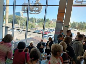 “Показуха” закончилась очередями: в Запорожье сократили бригады в центре массовой вакцинации