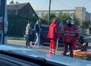 В Запорожье иномарка столкнулась с мотоциклом:  водителя забирали на носилках (ВИДЕО)