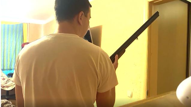 Опубликовано видео, как айтишник в Минске застрелил ворвавшегося в его квартиру сотрудника КГБ
