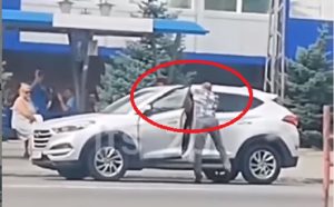 В Запорожье маршрутчик напал на водителя иномарки (ВИДЕО)