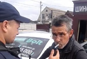 “Я бухой” – в Запорожье водитель службы такси признался полицейским (ВИДЕО)