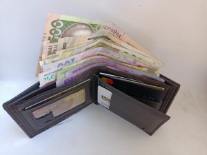 В Україні підвищать зарплати у регіонах, де тривають бойові дії: кого торкнеться