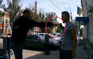 Полицейский обматерил активиста и выбил у него телефон в Запорожской области (ВИДЕО)