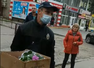 Полицейские порвали куртку девушке, продававшей фиалки в Запорожье, – соцсеть (ВИДЕО)