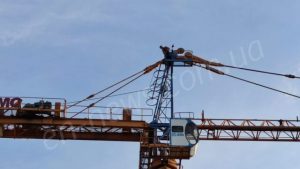 Мужчина грозился спрыгнуть с крана в Запорожской области: его отговаривали прохожие