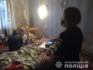 10 детей в одной квартире: в Запорожье составили протоколы на двух матерей (ФОТО)