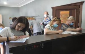 Запорожцы массово вакцинировались в “Мануфактуре Розенталь” (ФОТО)