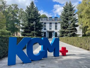В центре Запорожья открылась клиника с парковой зоной, прудом и карпами кои (ФОТО, ВИДЕО)