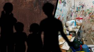 Экскременты и тараканы: полицейские ужаснулись от условий проживания детей в Днепре (ФОТО)