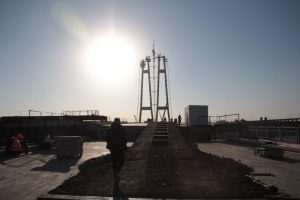 В Запорожье начали монтировать ванты на мосту: видеофакт